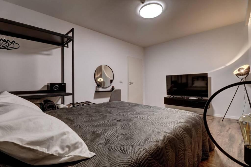 Town Square Apartment Pristina Eksteriør bilde